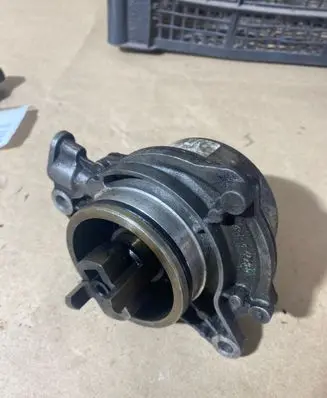 BMW 5 E60 E61 Vacuum pump 70043701 7791232 04T13970188