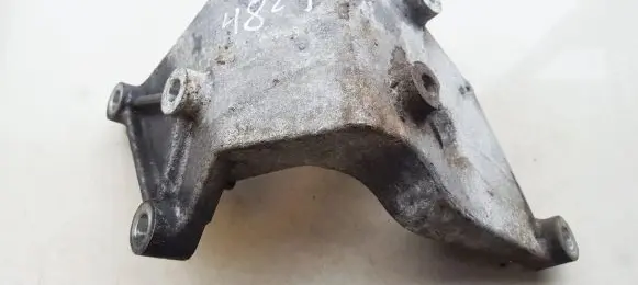 Nissan X-Trail T31 Engine mounting bracket