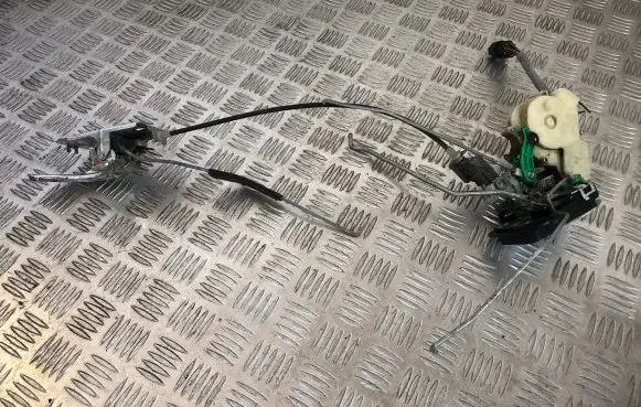 KIA Sorento Front door lock A045777