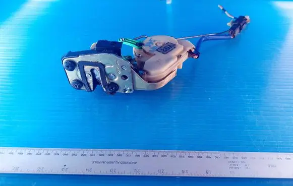 KIA Sorento Front door lock 020613