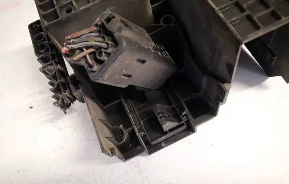 Volkswagen Caddy Glow plug pre-heat relay 0281003083