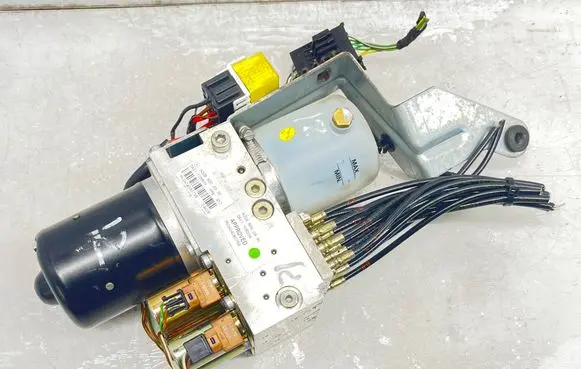Mercedes-Benz CLK A209 C209 Convertible roof hydraulic pump A2098000330