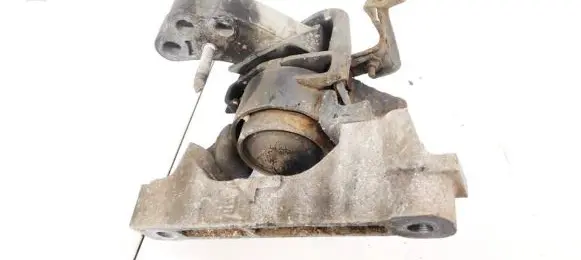 Toyota RAV 4 (XA30) Engine mount bracket