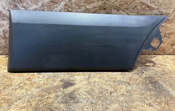 Rear fender molding trim