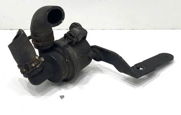 Volkswagen PASSAT B7 Oil filter mounting bracket 5N0965561A