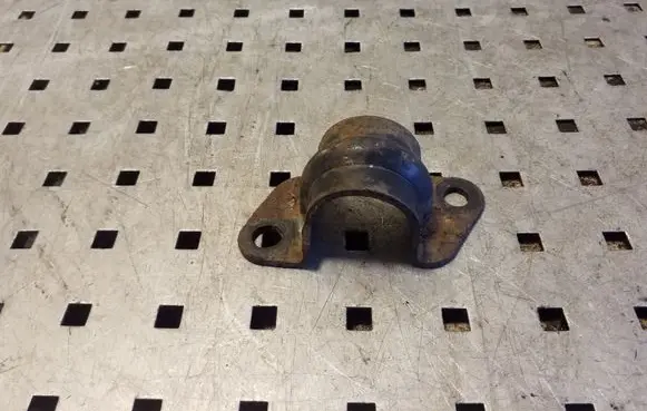 Nissan X-Trail T30 Sway bar bush bracket, front 