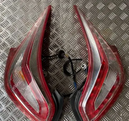 Nissan Altima Rear/tail lights set L33