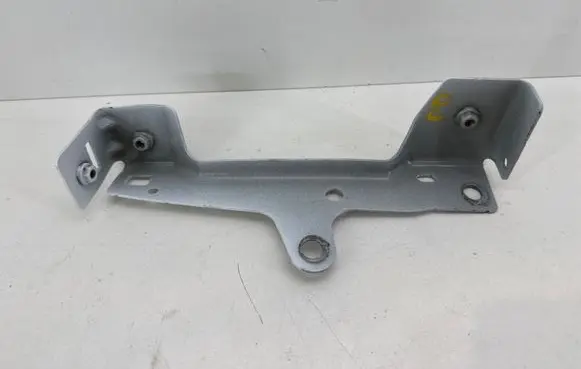 Volvo XC40 Fender mounting bracket 32277558
