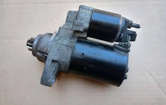 Volkswagen Polo IV 9N3 Starter motor 0001120400