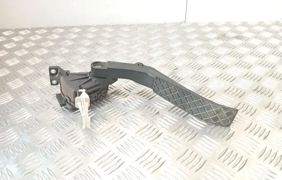 Accelerator throttle pedal