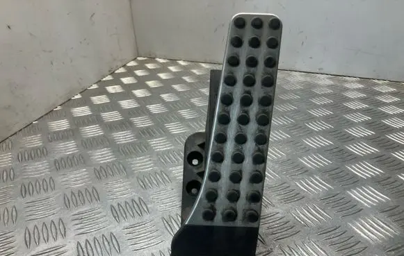 Mercedes-Benz C W204 Accelerator throttle pedal A2043000204