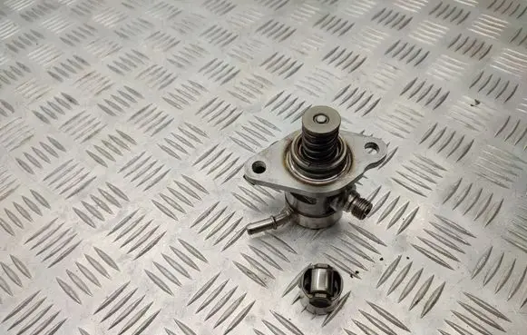 Opel Astra L Fuel injection high pressure pump 9812133780