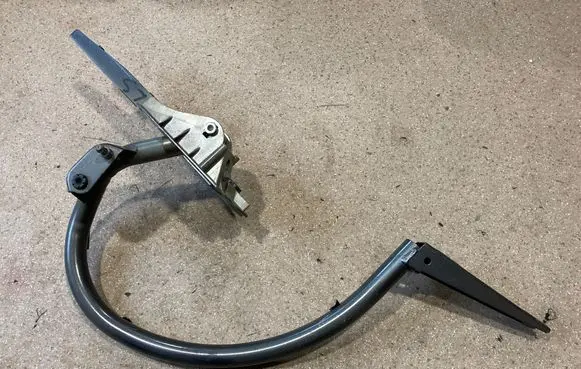Tailgate/trunk/boot hinge