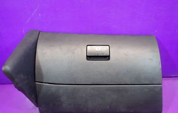 Volkswagen Golf IV Glove box