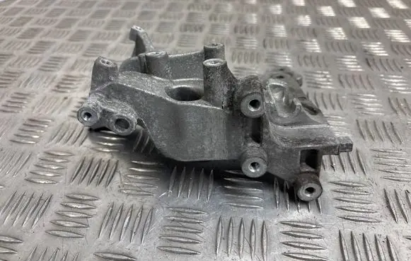 Citroen DS4 Engine mounting bracket 9674030280