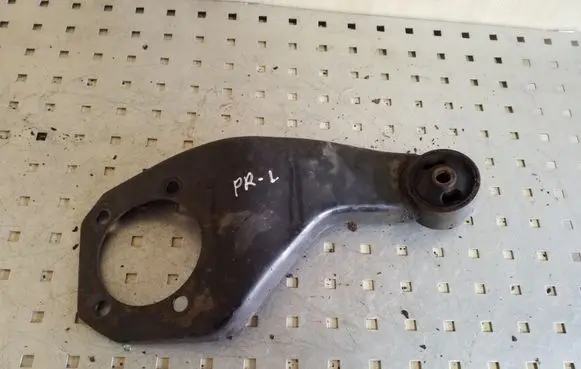 Mitsubishi L200 Front differential bracket 