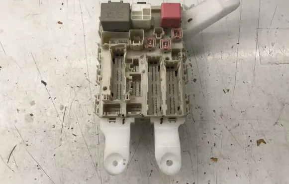 Toyota Auris 150 Fuse module 8273002500 90987W2001
