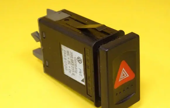 Volkswagen PASSAT B5 Hazard light switch 3B0953235B