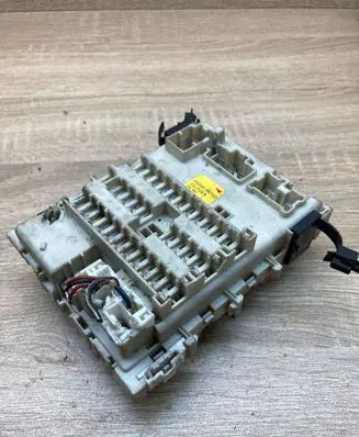 Nissan Primera Fuse module 24350AV700 0117031