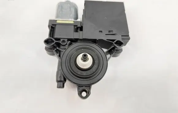 Volkswagen PASSAT B7 Front door window regulator motor 3AA959701A