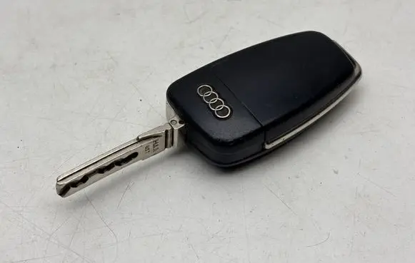Audi Q3 8U Ignition key/card 8X0837220D