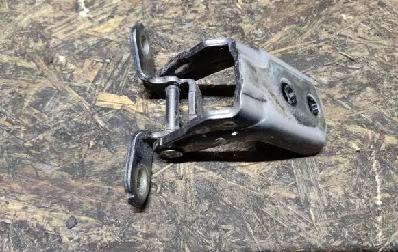 Infiniti Q50 Front door lower hinge A048520