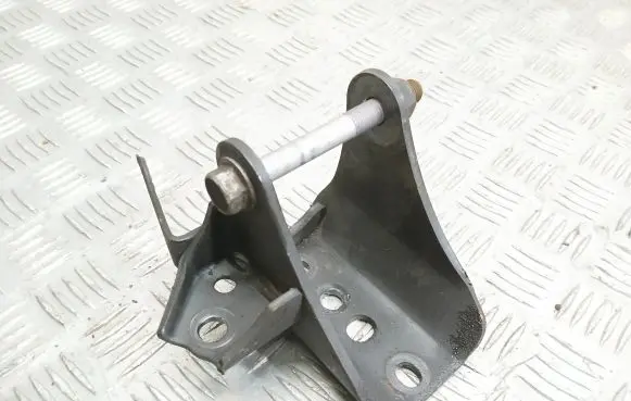 Toyota Avensis T270 Engine mounting bracket