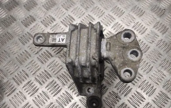 Opel Insignia A Engine mount bracket 13227712