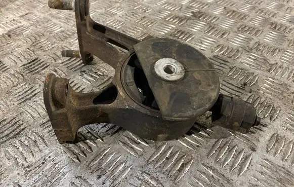 Toyota RAV 4 (XA40) Engine mount bracket