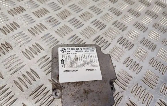 Volkswagen Touran I Airbag control unit/module 1T0909605C