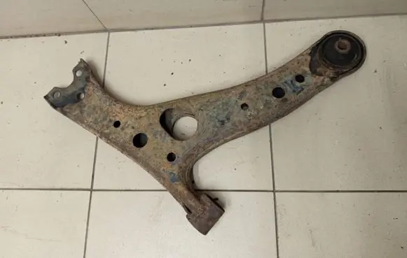 Toyota RAV 4 (XA20) Front lower control arm/wishbone