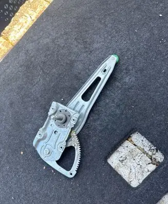Toyota Yaris Rear door manual window regulator 