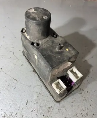 Audi A4 S4 B6 8E 8H Central locking vacuum pump 4A0862257J 81Z00602206