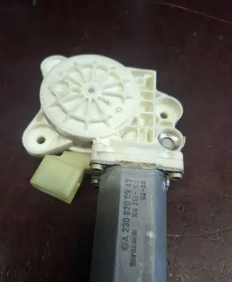Mercedes-Benz CLK A209 C209 Front door window regulator motor A2308200942 106256102