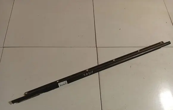 Volkswagen Jetta V Front door glass trim molding