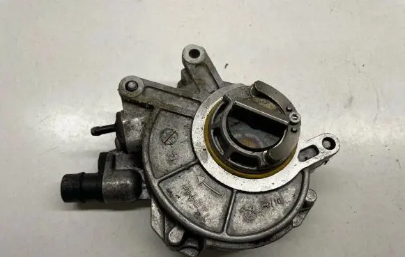 BMW 6 F12 F13 Vacuum pump 8605976 11668605976