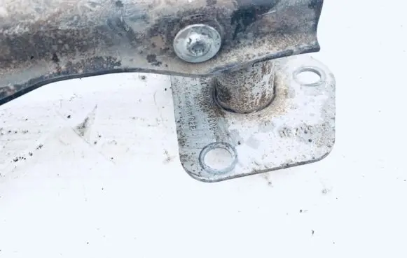 Front bumper mounting bracket