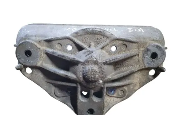 Volkswagen Touareg I Coil spring mount 