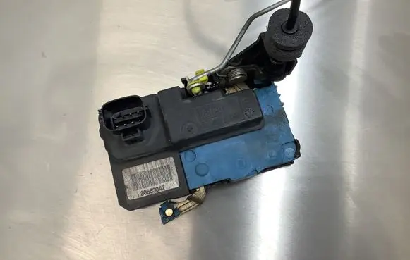 Volvo XC90 Front door lock 30663042