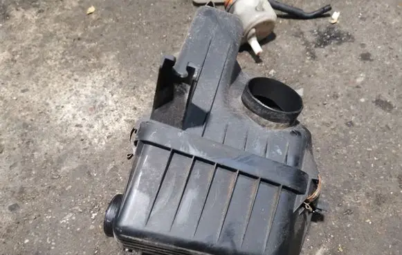 Suzuki Grand Vitara II Air filter box 64JA01