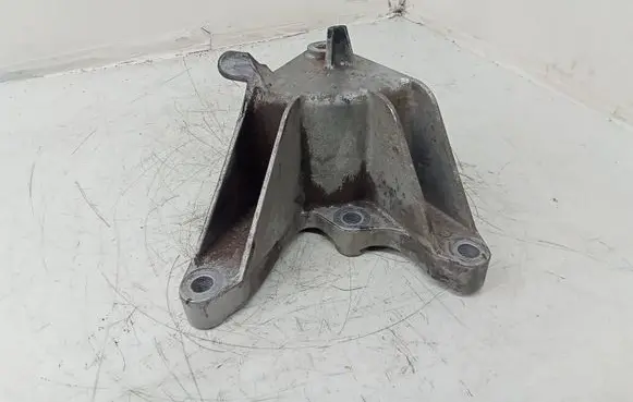 Opel Insignia A Engine mounting bracket 13228285
