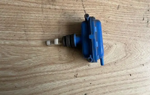 Volkswagen Golf II Central locking motor 443862153B