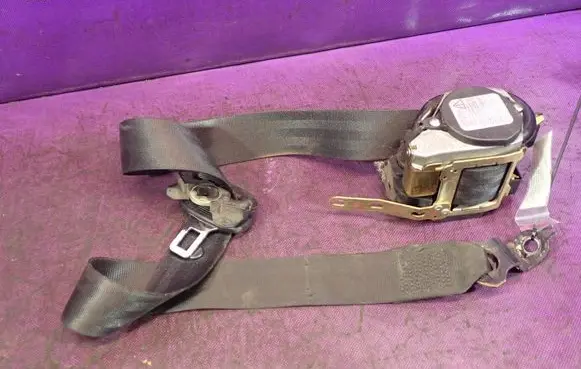 Volkswagen Polo IV 9N3 Front seatbelt