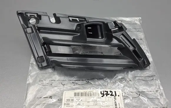 Skoda Octavia Mk3 (5E) Front bumper upper radiator grill 5E0807723A