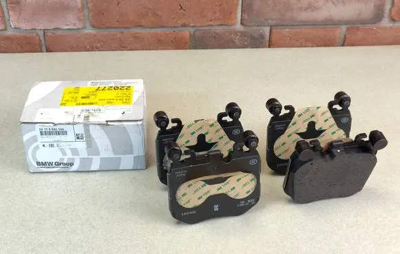 BMW 5 G60 G61 Brake pads (front) 8842388
