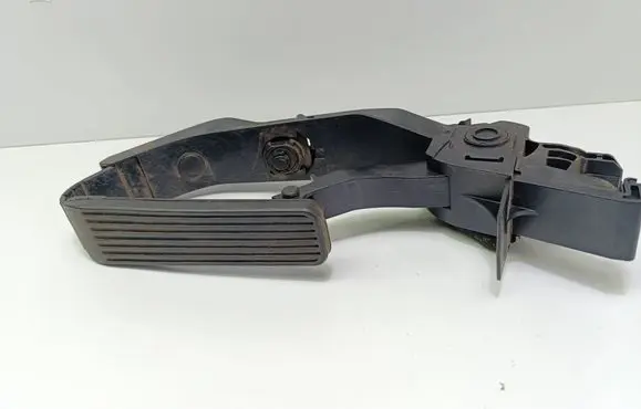 Mercedes-Benz E W211 Accelerator throttle pedal A2113000404