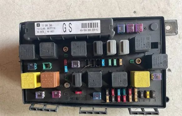 Opel Astra H Fuse module 13206746