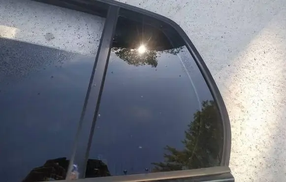 Volkswagen Golf V Rear vent window glass AS2