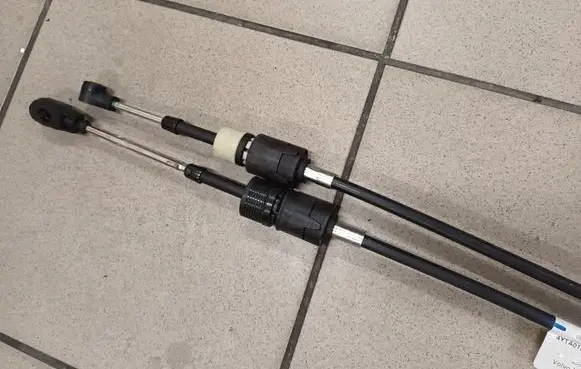 Volvo V40 Gear shift cable linkage 4YTA018
