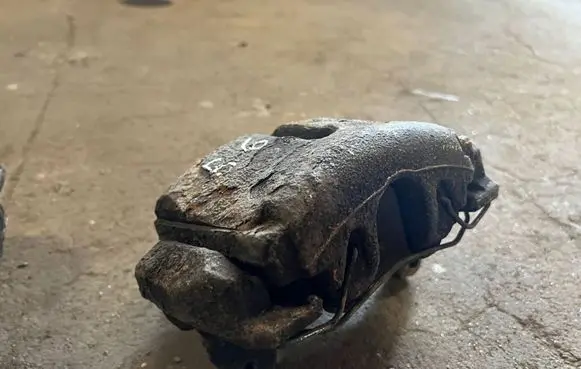 Volkswagen PASSAT B6 Front brake caliper